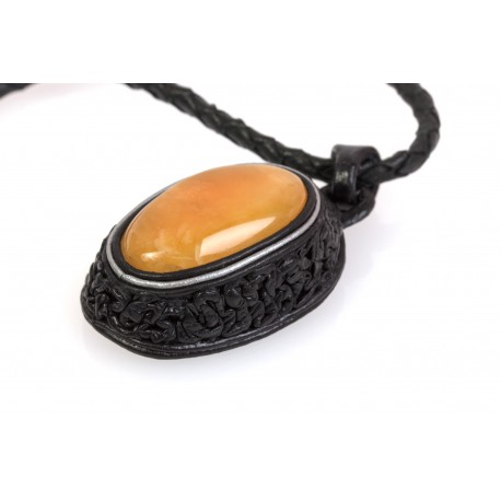Leather necklace with yellow-colour amber