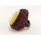 Varinės spalvos odinis žiedas su baltuoju gintaru "Šokoladas"