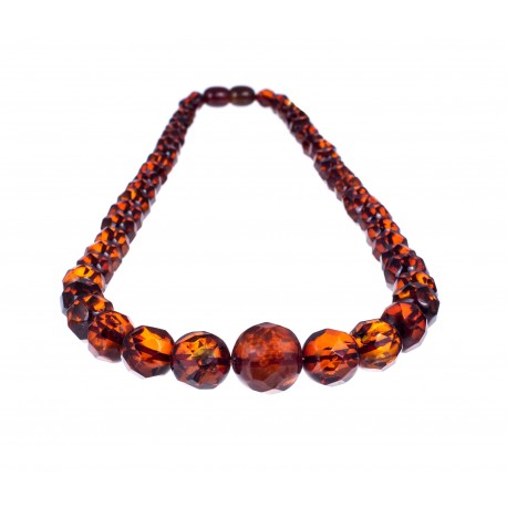 Diamond grinding necklace thread from moss green colour amber pieces